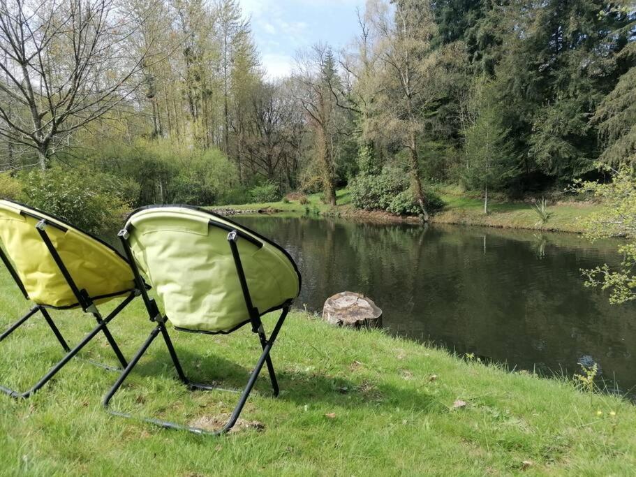 Chalet En Pleine Nature Au Bord D'Un Etang Lanvallay 外观 照片