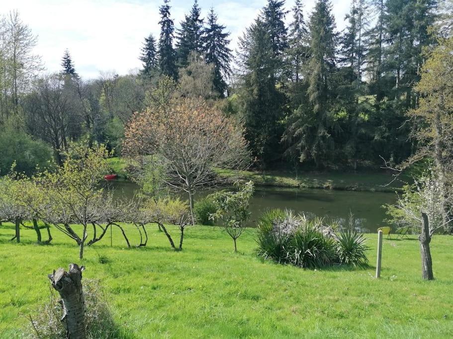 Chalet En Pleine Nature Au Bord D'Un Etang Lanvallay 外观 照片