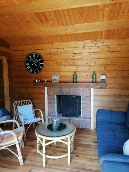 Chalet En Pleine Nature Au Bord D'Un Etang Lanvallay 外观 照片