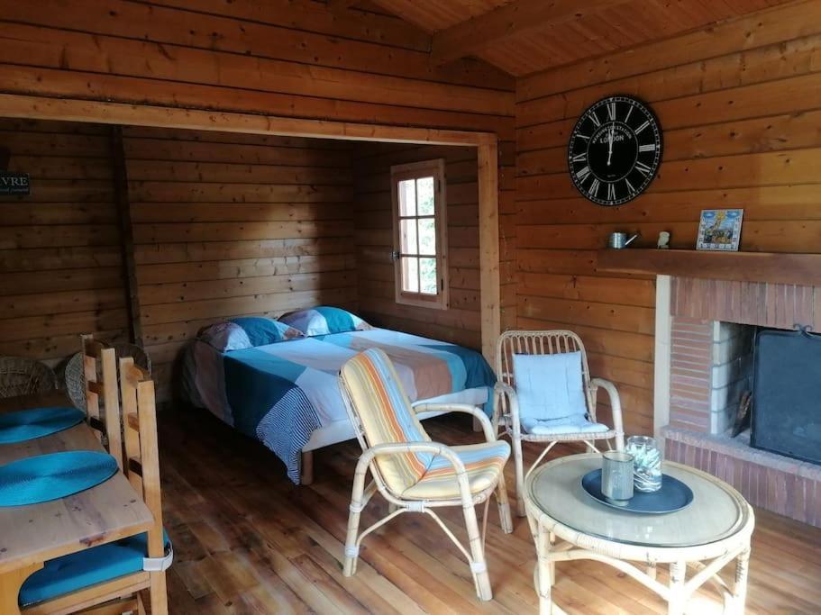 Chalet En Pleine Nature Au Bord D'Un Etang Lanvallay 外观 照片